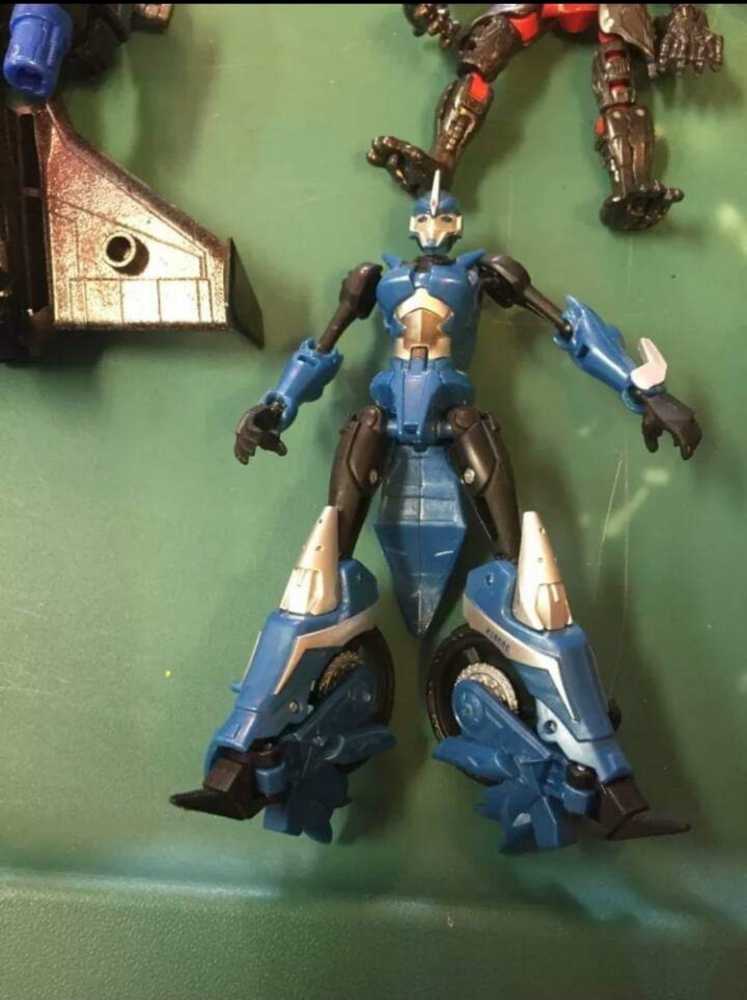 Arcee 3rd Missing Wheel And Gun - Hasbro (Prime) action figure collectible - Main Image 1