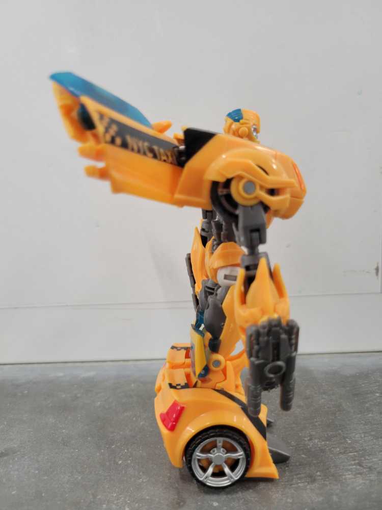 Bumblebee With Arcee, Raf Esquivel And Jack Darby NYCC 2011 - Hasbro (Prime) action figure collectible - Main Image 3