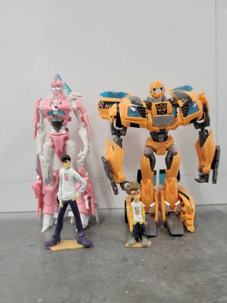 Bumblebee With Arcee, Raf Esquivel And Jack Darby NYCC 2011 - Hasbro (Prime) action figure collectible - Main Image 4