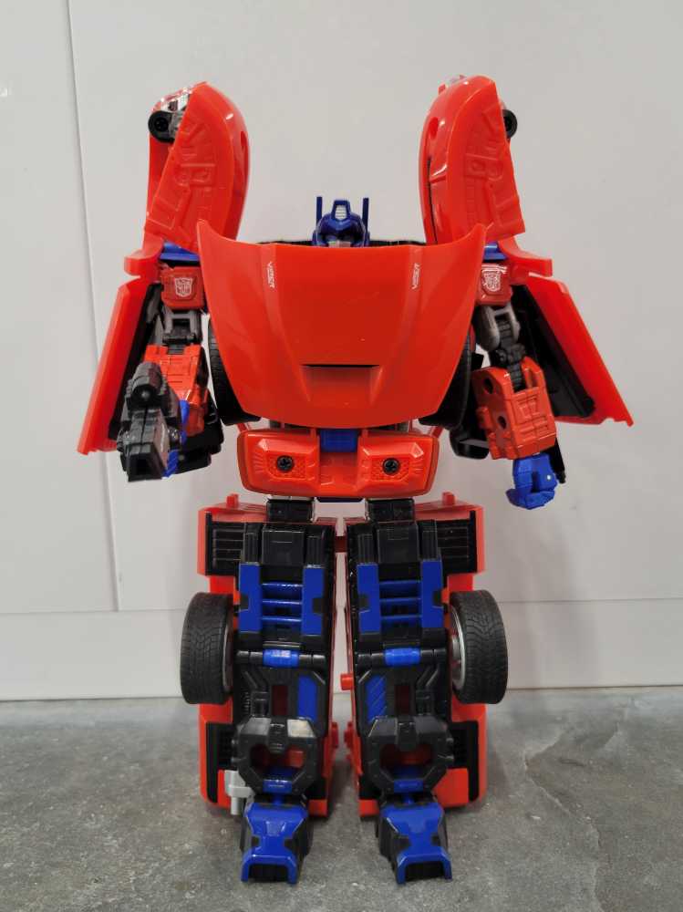 Optimus Prime 3rd Robot Mode - Hasbro (Alternators) action figure collectible - Main Image 2
