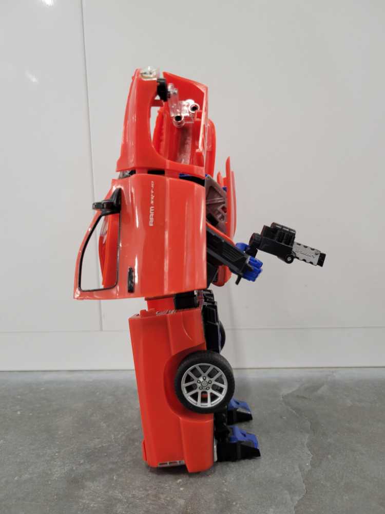 Optimus Prime 3rd Robot Mode - Hasbro (Alternators) action figure collectible - Main Image 3