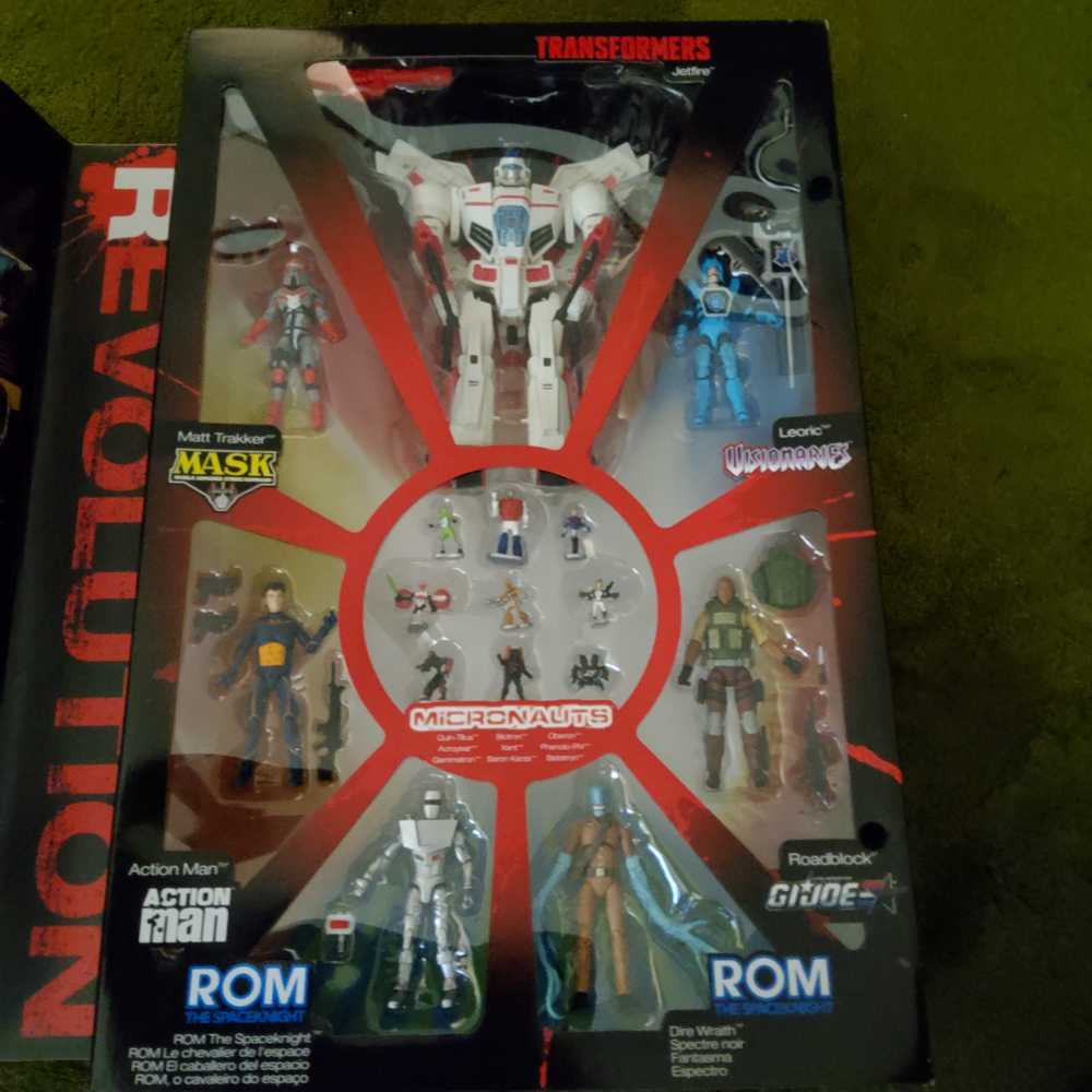 REVOLUTION  - Hasbro (IDW) action figure collectible [Barcode 630509598540] - Main Image 3