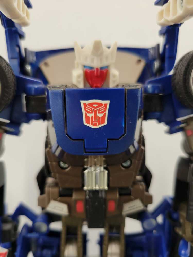 Tracks 3rd Robot Mode - Hasbro (Alternators) action figure collectible - Main Image 1