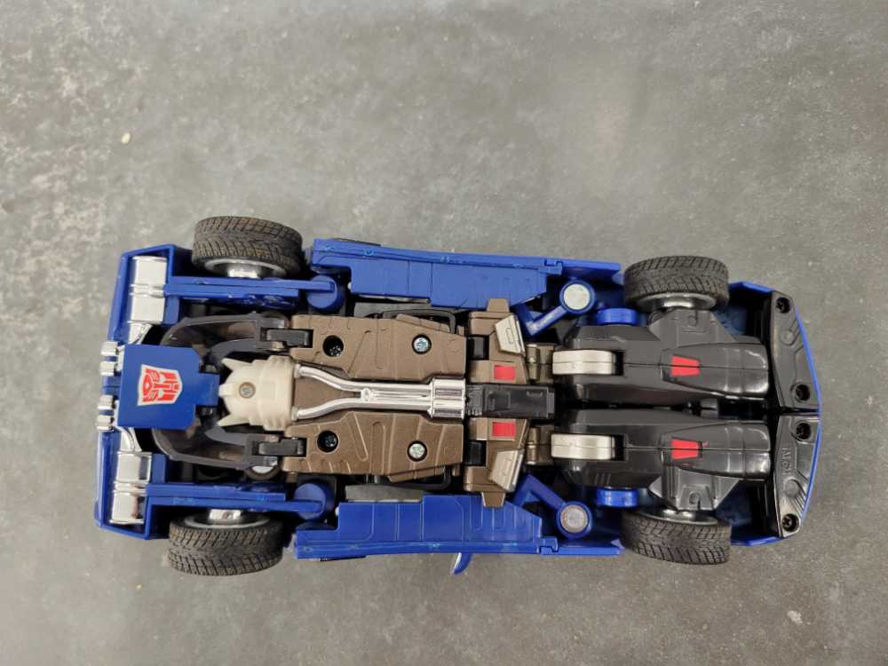 Tracks 4th Vehicle Mode - Hasbro (Alternators) action figure collectible - Main Image 4