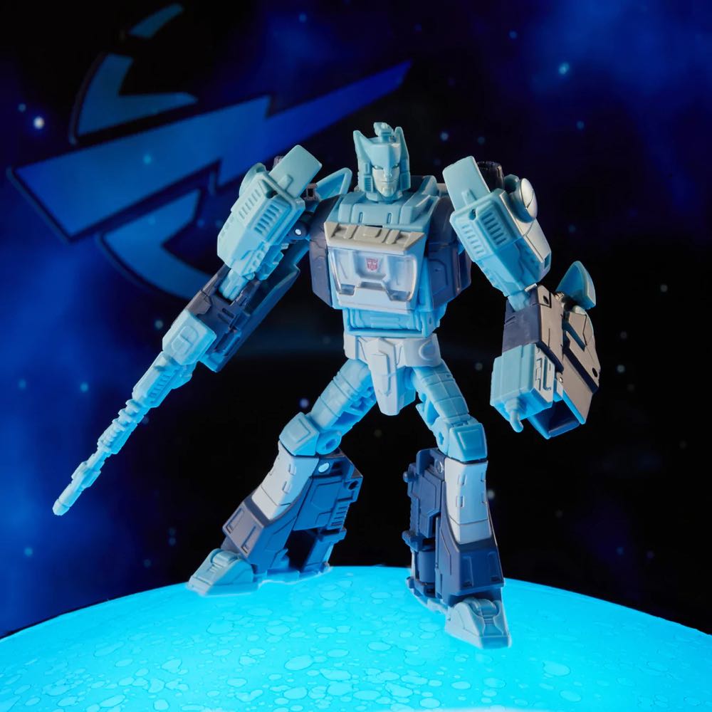 Blurr - Hasbro / Takara Tomy (Legacy: Velocitron Speedia 500 Collection) action figure collectible [Barcode 5010994115418] - Main Image 2