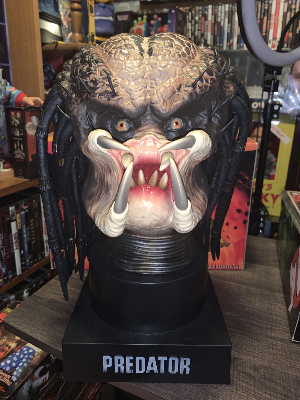 The Predator (Blu-ray, 3-D, DVD) Ultimate Hunting Trophy Head & MaskUltimate - 20’th Century Fox action figure collectible - Main Image 4