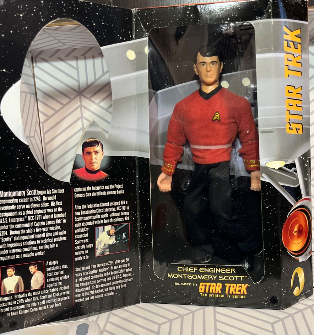 Montgomery Scott - Playmates (Star Trek) action figure collectible [Barcode 043377655220] - Main Image 2