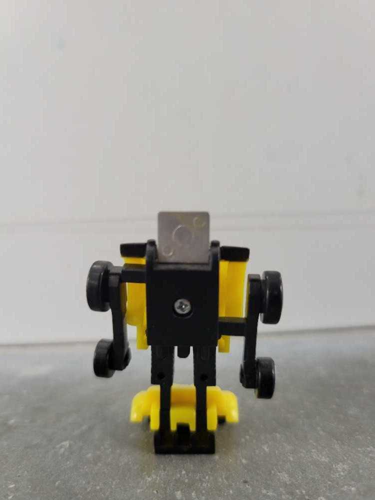 Bumblebee (Robot Mode) - Takara (World’s Smallest Transformers WST) action figure collectible - Main Image 3