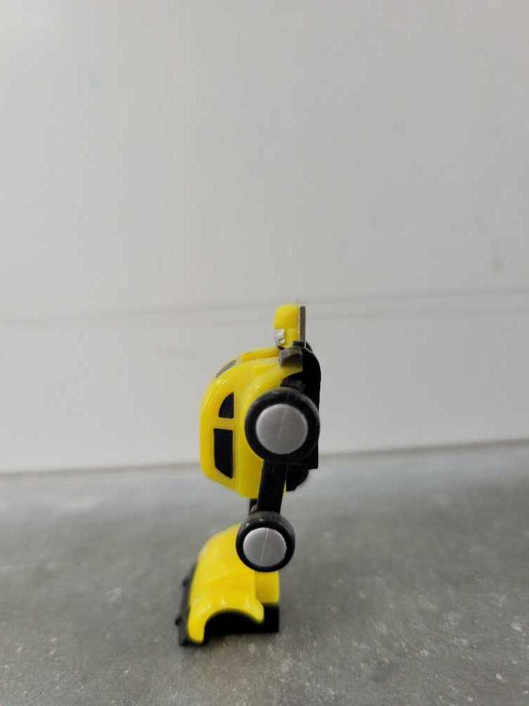 Bumblebee (Robot Mode) - Takara (World’s Smallest Transformers WST) action figure collectible - Main Image 4