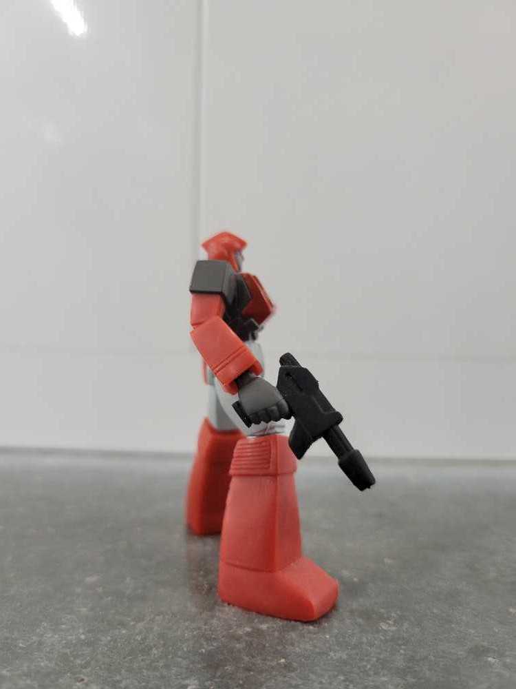 Ironhide - Hasbro (Heroes Of Cybertron SCF) action figure collectible - Main Image 2