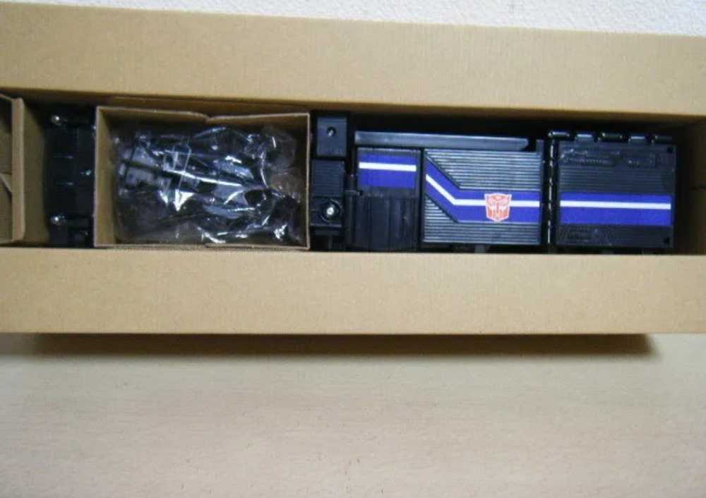 Powermaster Optimus Prime Nucleon Quest Super Convoy Ginrai With HI-Q Toys"R"Us Nemesis Prime Scourge - Takara (Reissue) action figure collectible - Main Image 3