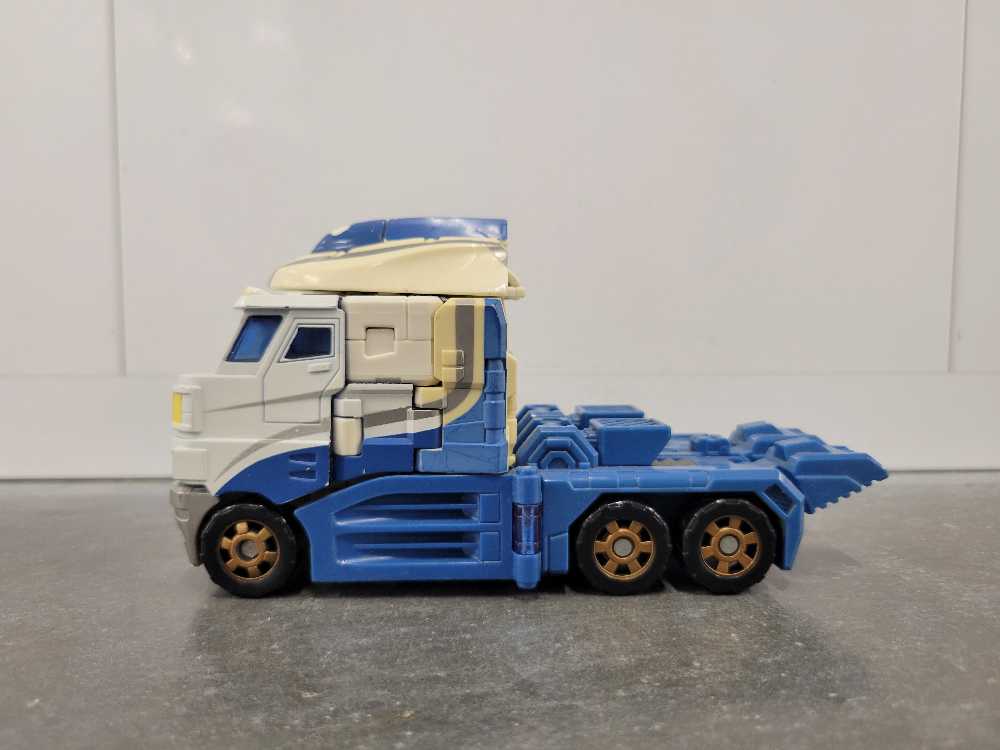 Ultra Magnus VS Skywarp 5th Vehicle Mode Target Missing Black Guns - Hasbro (Classics) action figure collectible - Main Image 1