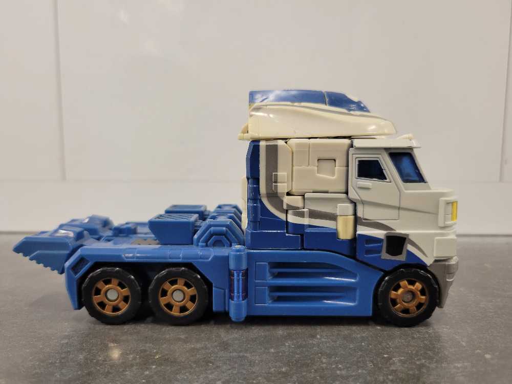 Ultra Magnus VS Skywarp 5th Vehicle Mode Target Missing Black Guns - Hasbro (Classics) action figure collectible - Main Image 3