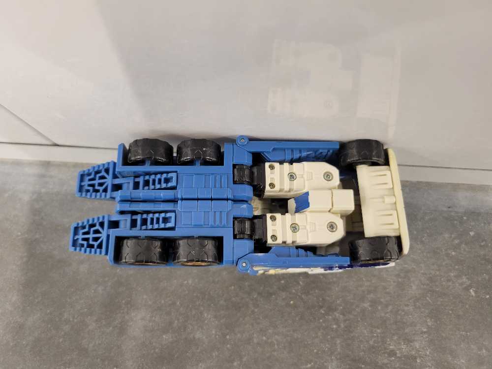 Ultra Magnus VS Skywarp 5th Vehicle Mode Target Missing Black Guns - Hasbro (Classics) action figure collectible - Main Image 4