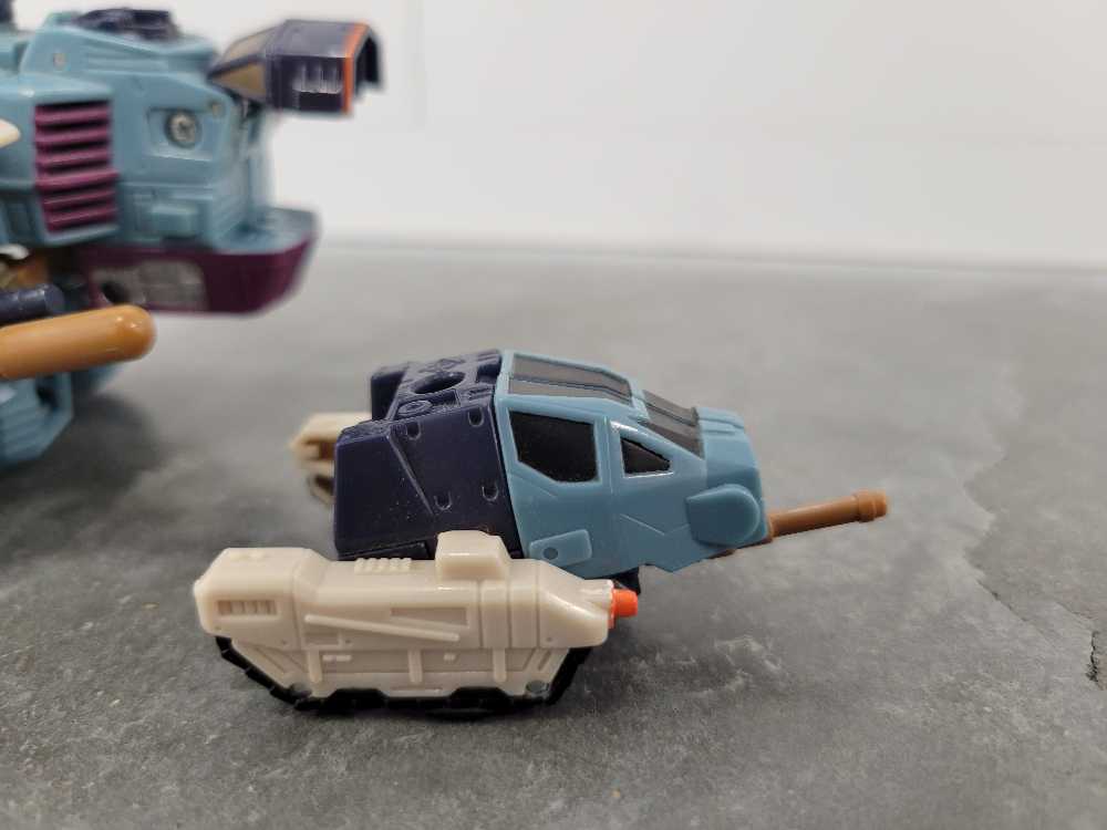 Crumplezone With Cyclonus (Vehicle Mode) - Hasbro (Armada) action figure collectible - Main Image 3