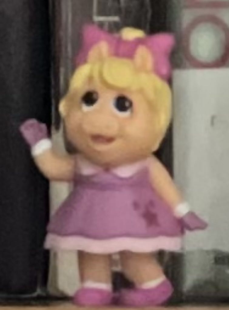 Fortnite Supply Llama Includes Highly-detailed And Articulated 4-inch Contract Giller Figure 9 Weapons 4 Back Bling. More Outfits Dropping Soon