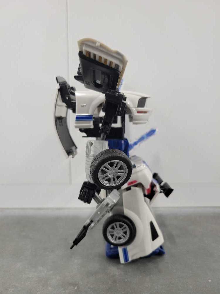 Wheeljack 2nd Robot Mode - Hasbro (Alternators) action figure collectible - Main Image 3
