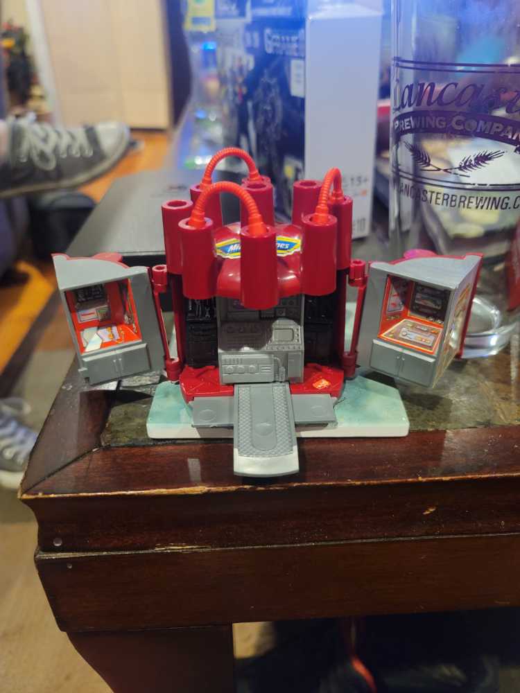 Distributor Cap Tune-Up Shop

 - Galoob (Micro Machines) action figure collectible - Main Image 2