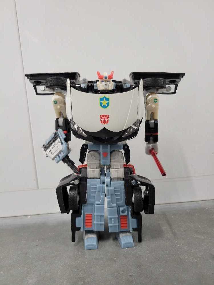 Prowl 2nd Robot Mode - Hasbro (Alternators) action figure collectible - Main Image 2