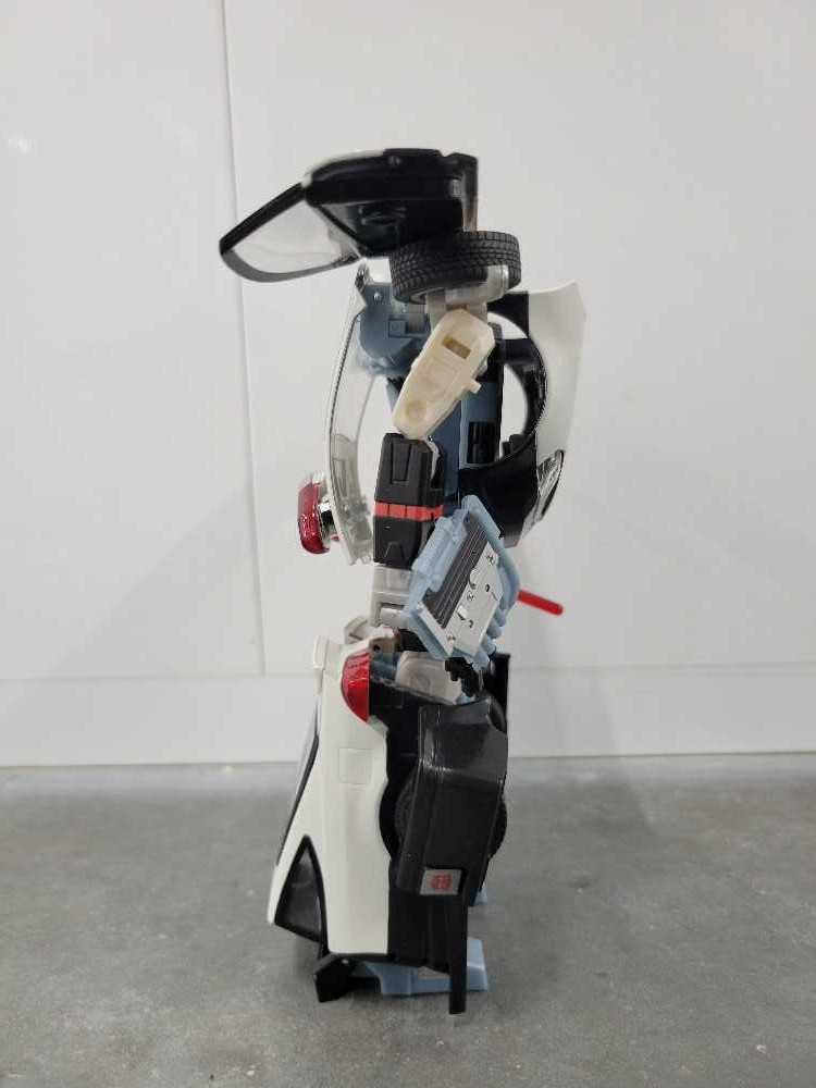 Prowl 2nd Robot Mode - Hasbro (Alternators) action figure collectible - Main Image 3