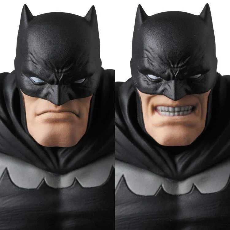 Batman (The Dark Knight Returns) - Mafex (DC Comics) action figure collectible - Main Image 2