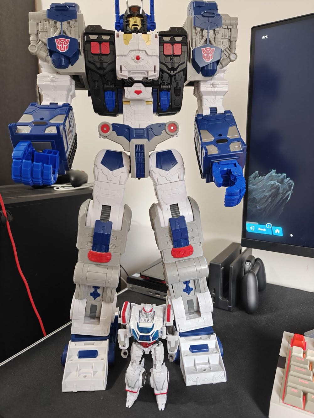 Metroplex - Titan Class - Hasbro (Transformers) action figure collectible - Main Image 4