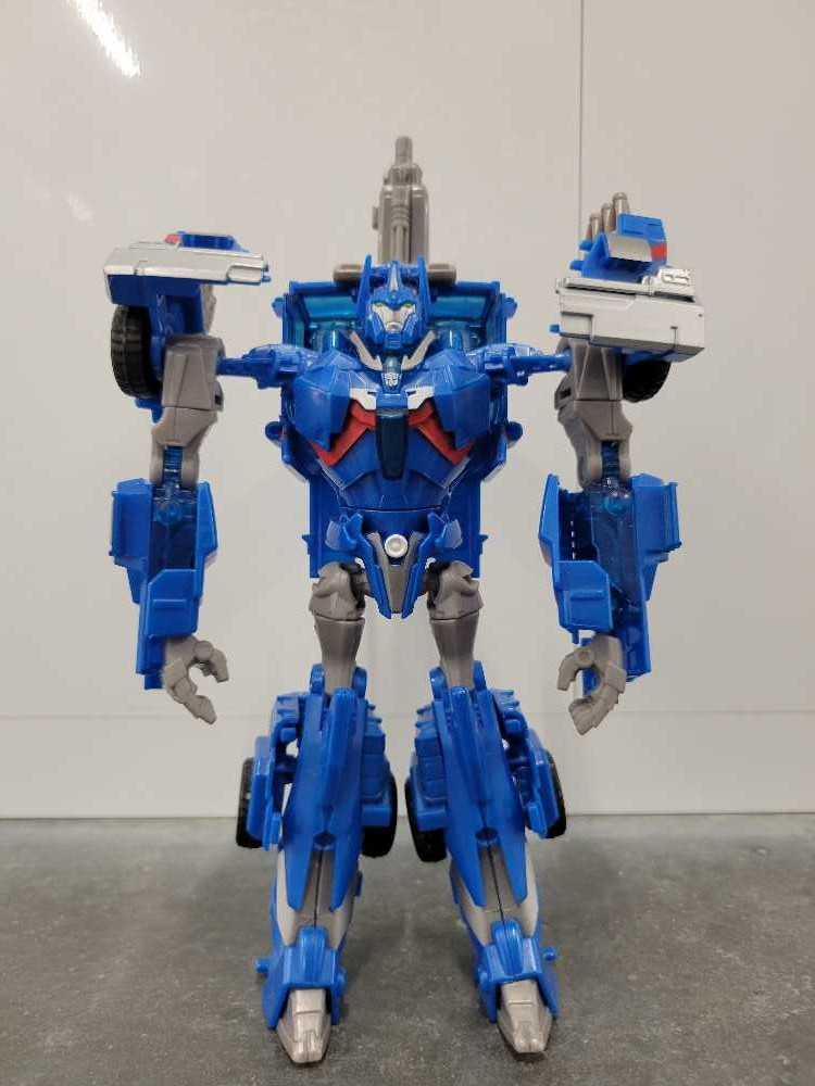 Ultra Magnus (Robot Mode) - Hasbro (Prime) action figure collectible - Main Image 2
