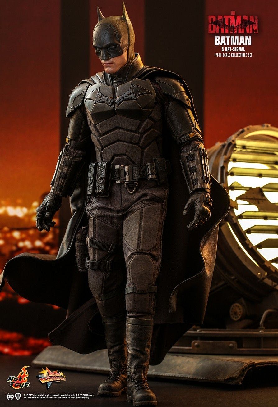 The Batman & Bat-Signal - Hot Toys (The Batman (2022)) action figure collectible - Main Image 2