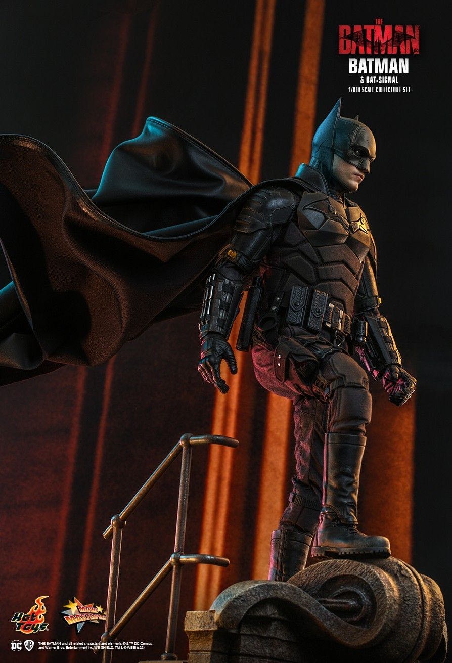 The Batman & Bat-Signal - Hot Toys (The Batman (2022)) action figure collectible - Main Image 3