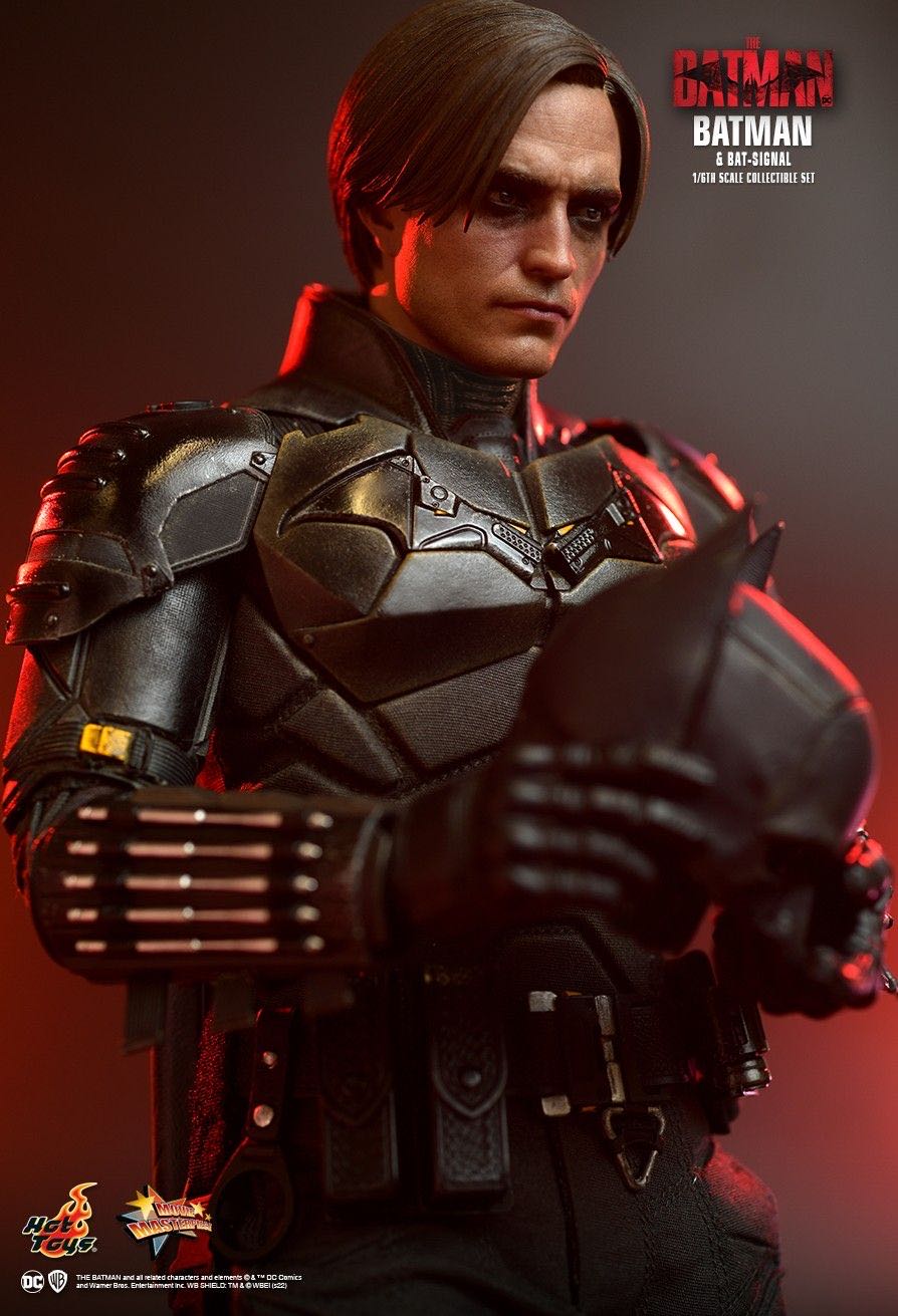 The Batman & Bat-Signal - Hot Toys (The Batman (2022)) action figure collectible - Main Image 4