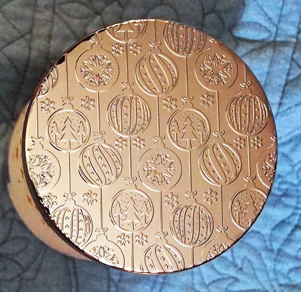 CANDLE: Christmas Bath & Bodyworks Land Of Snow  2022 - Bath & Bodyworks Candle (Christmas Candles) action figure collectible [Barcode 667557460932] - Main Image 4