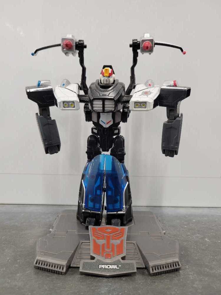 Prowl, The WWI Toys"R"Us Robot Mode - Hasbro (Titanium) action figure collectible - Main Image 2