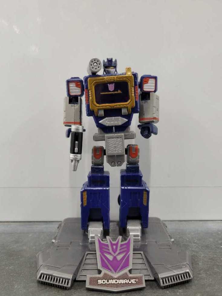 Soundwave With Laserbeak Robot Mode - Hasbro (Titanium) action figure collectible - Main Image 2