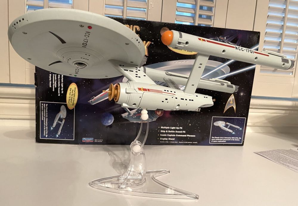 U.S.S. Enterprise NCC-1701 - Playmates Toys (Star Trek TOS) action figure collectible [Barcode 043377632085] - Main Image 2