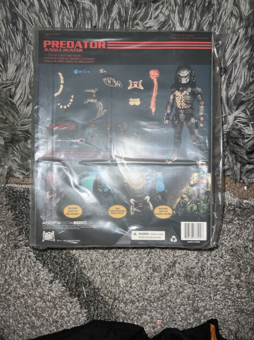 Mezco One:12- Predator - Mezco Toyz (Predator) action figure collectible [Barcode 696198761023] - Main Image 2
