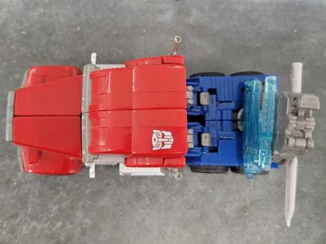 Optimus Prime Vehicle Mode - Hasbro (Prime) action figure collectible - Main Image 2