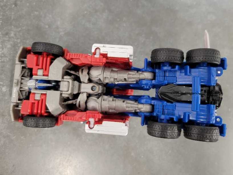 Optimus Prime Vehicle Mode - Hasbro (Prime) action figure collectible - Main Image 4