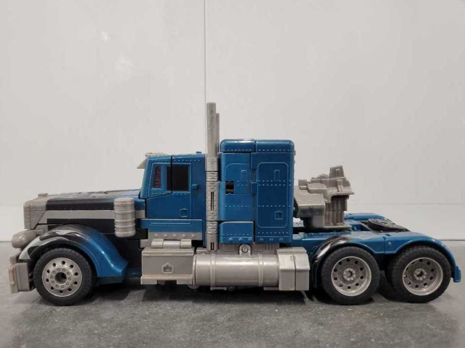 Kid Flash Stealth Figure