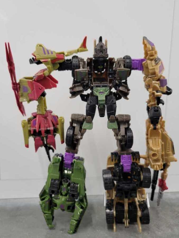 Bruticus VS Grimlock - Hasbro (Platinum Edition) action figure collectible - Main Image 4