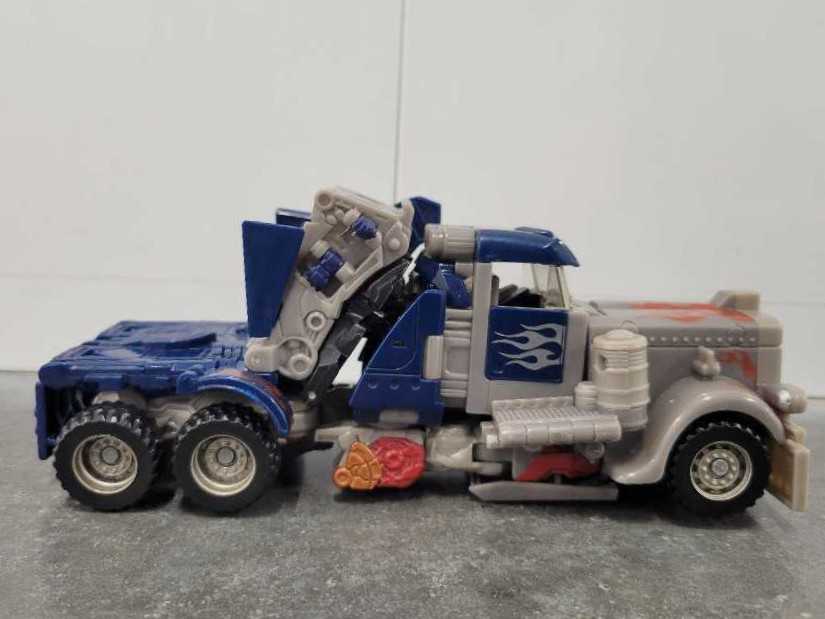 Optimus Prime Defender - Hasbro (Revenge Of The Fallen) action figure collectible - Main Image 3