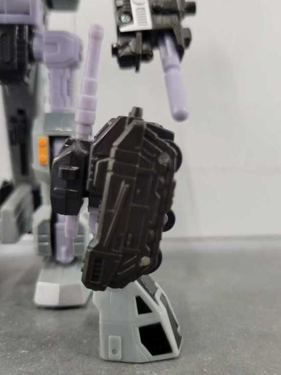 Crumplezone With Cyclonus KB Toys - Hasbro (Energon) action figure collectible - Main Image 2