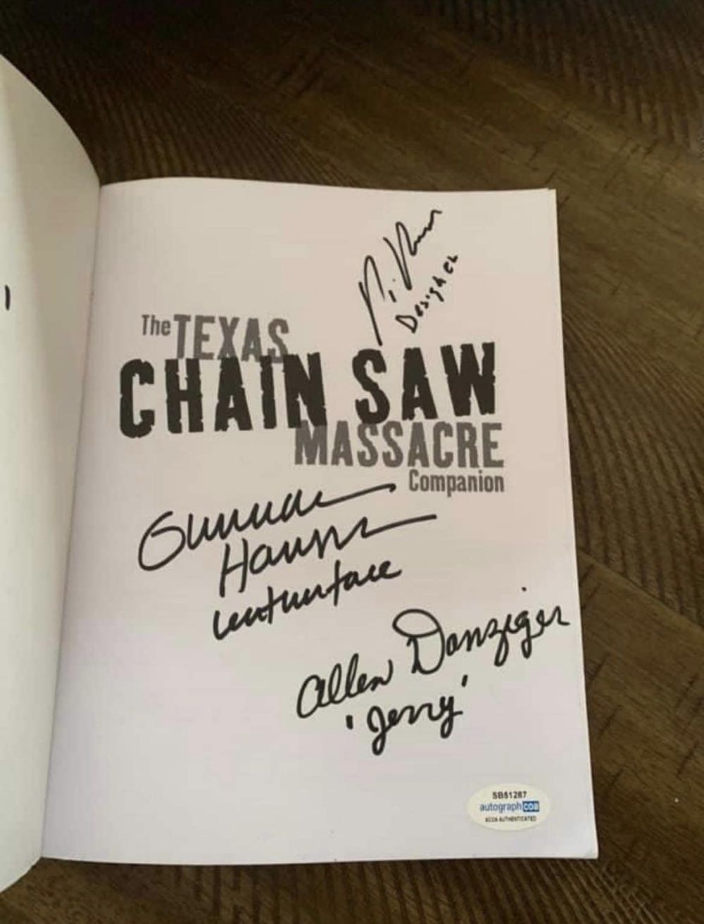 The Texas Chain Saw Massacre Companion  (The Texas Chainsaw Massacre) action figure collectible [Barcode 9781840236606] - Main Image 3