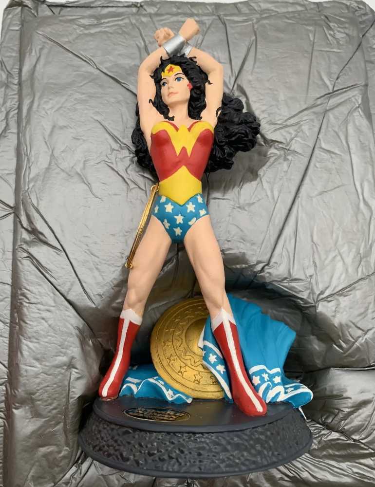 Modern Era Wonder Woman Handcrafted Collectible Nib - Hallmark (DC Super Heroes Collection) action figure collectible [Barcode 015012389951] - Main Image 2