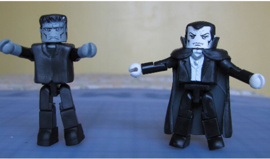 Minimates: Toys R Us Black/White Frankenstein-Dracula - Diamond Select (Universal Monsters) action figure collectible [Barcode 699788810149] - Main Image 2