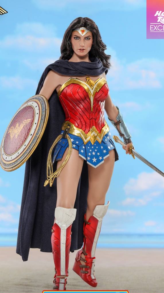 DC Justice League - Hot Toys (Wonder Woman Comic Concept Version) action figure collectible - Main Image 2