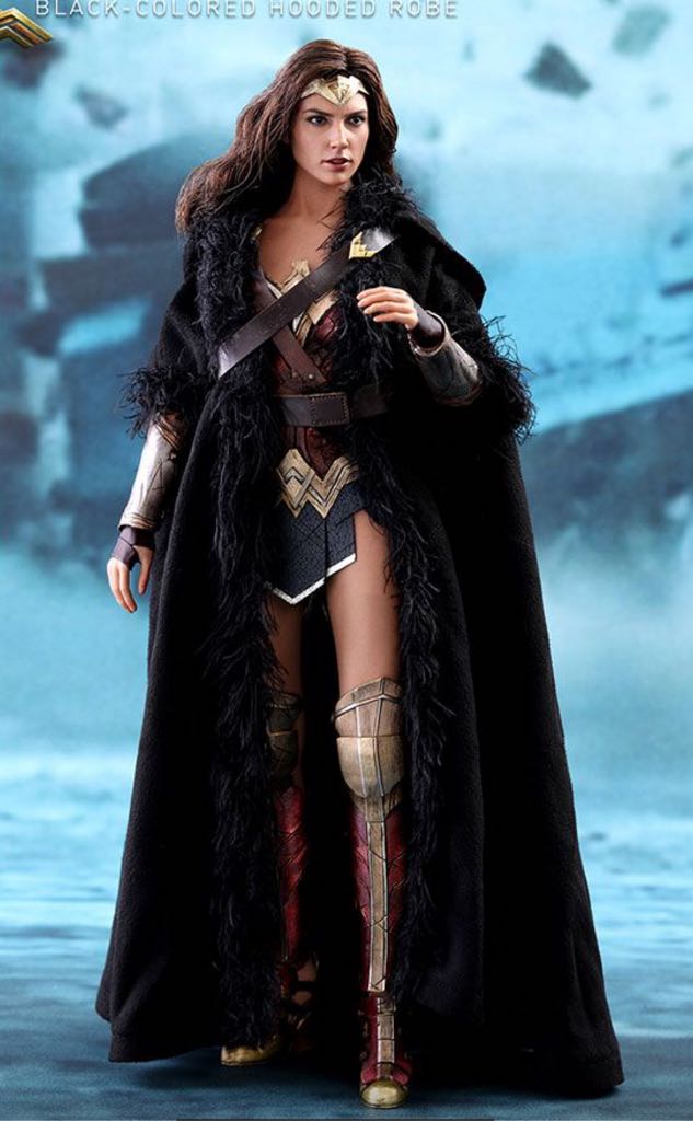 DC Justice League - Hot Toys (Wonder Woman Deluxe Version) action figure collectible - Main Image 2