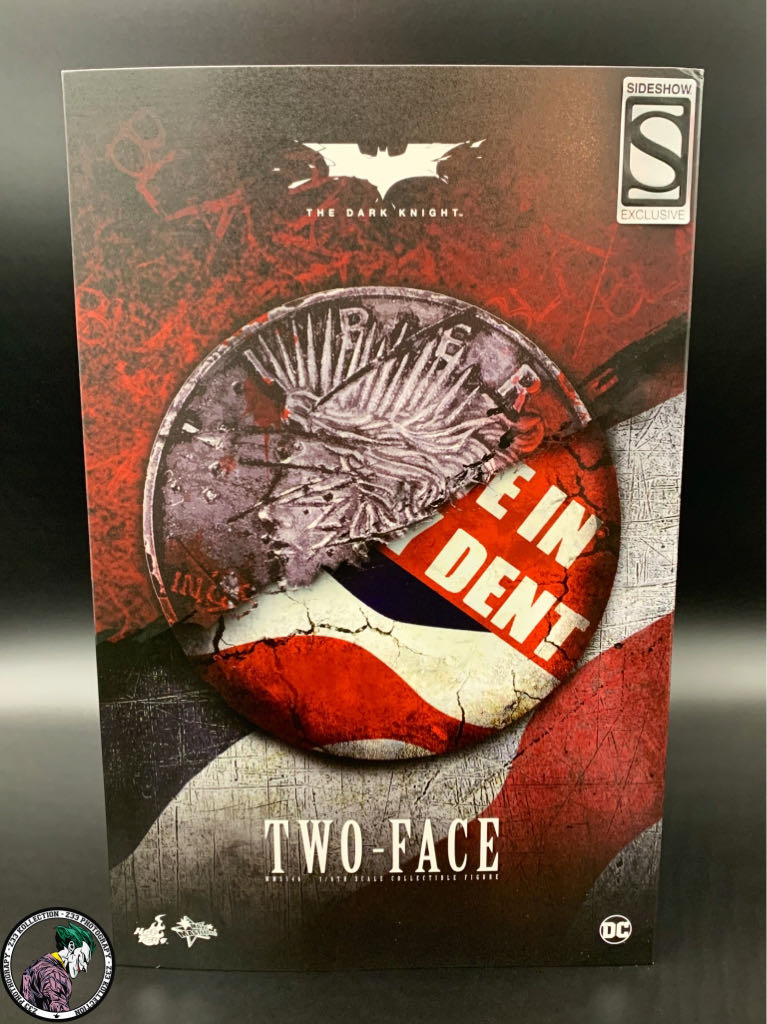 Two-Face: 1/6 Hot Toys MMS546 - Hot Toys (Batman The Dark Knight) action figure collectible - Main Image 2