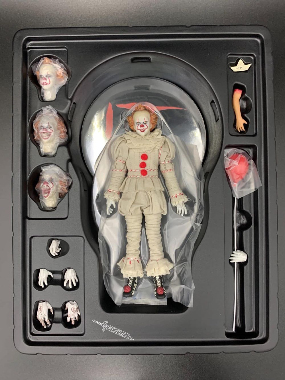 One:12 Collective 17: Pennywise - Mezco Toyz (It (2017)) action figure collectible - Main Image 3