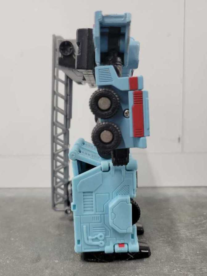Hot Zone Robot Mode Target - Hasbro (Titanium) action figure collectible - Main Image 3
