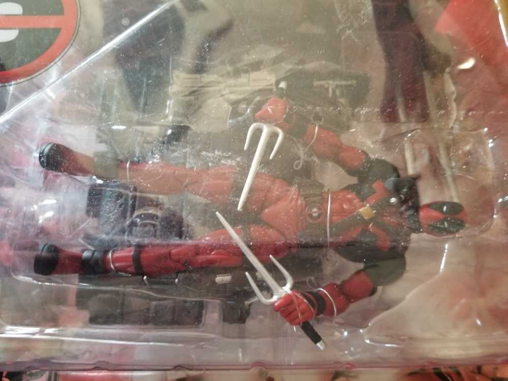 Deadpool (Diamond Select) - Diamond Select Toys (Marvel Select) action figure collectible [Barcode 699788720776] - Main Image 4